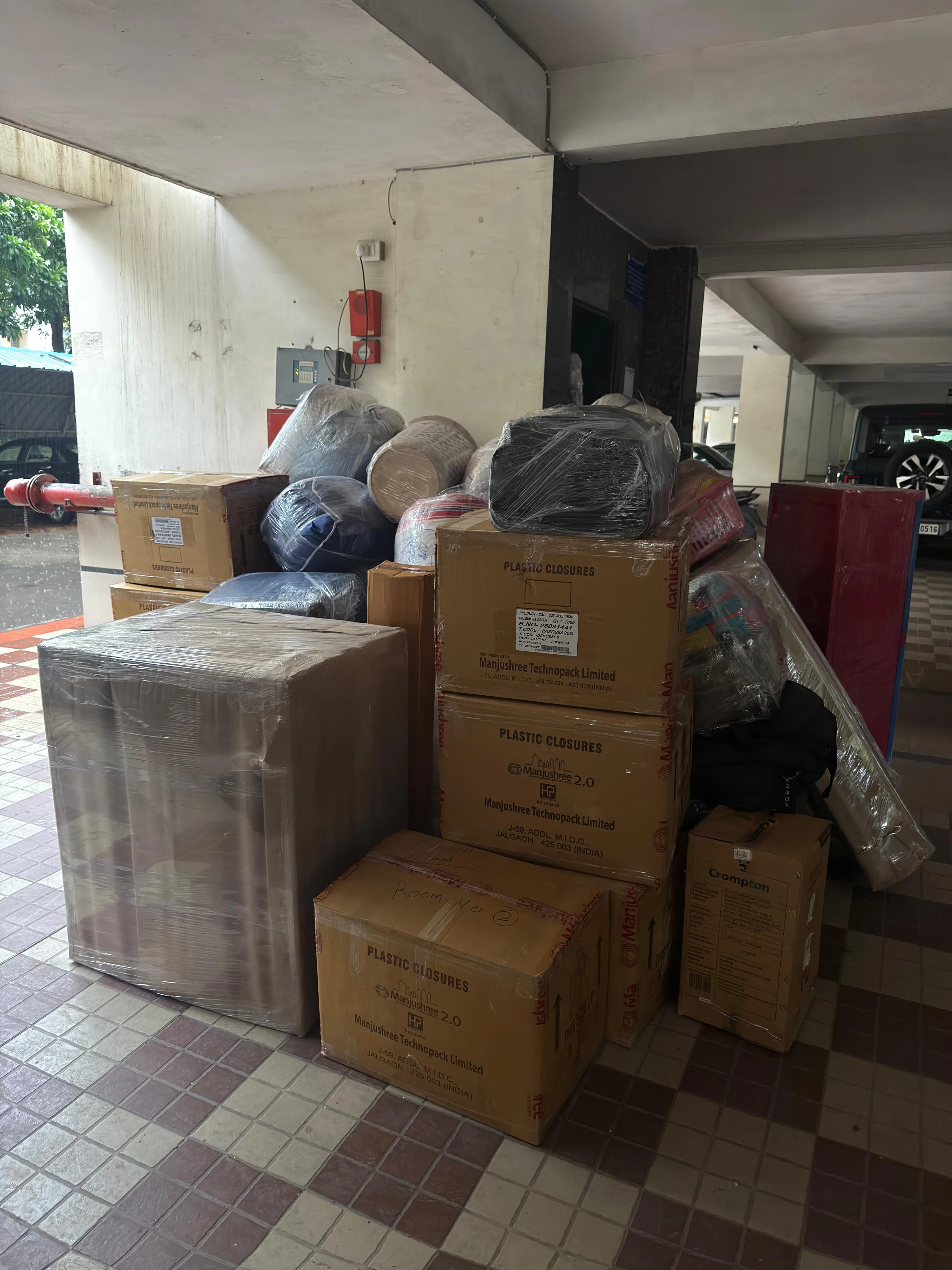SRL Group packing and moving team in action